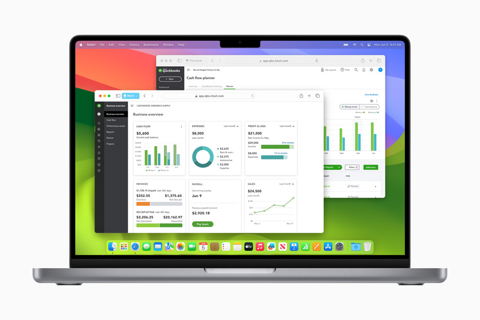 在 MacBook Pro 上展示 Safari 的全新「瀏覽主題」功能。