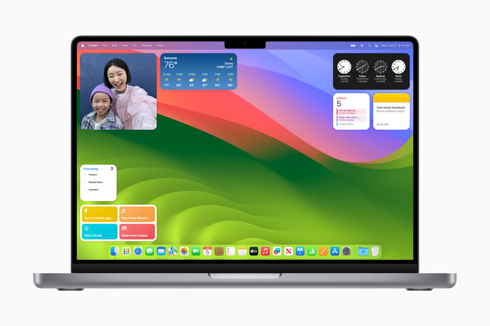 คอลเลกชั่นวิดเจ็ตบนหน้าจอ MacBook Pro ที่ใช้ macOS Sonoma