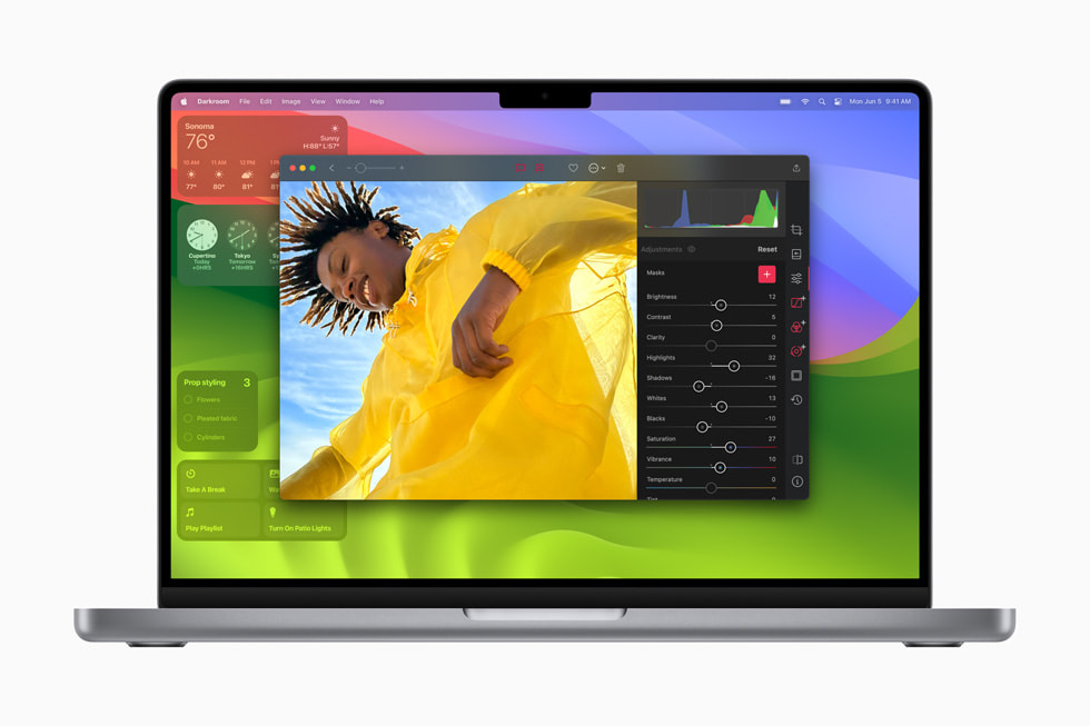Ett Darkroom-projekt med widgetar i bakgrunden visas på en MacBook Pro med macOS Sonoma.