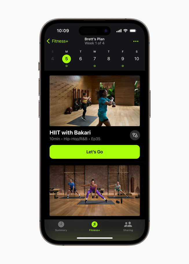 iPhone 14 Pro viser en tilpasset treningsplan på Apple Fitness+.