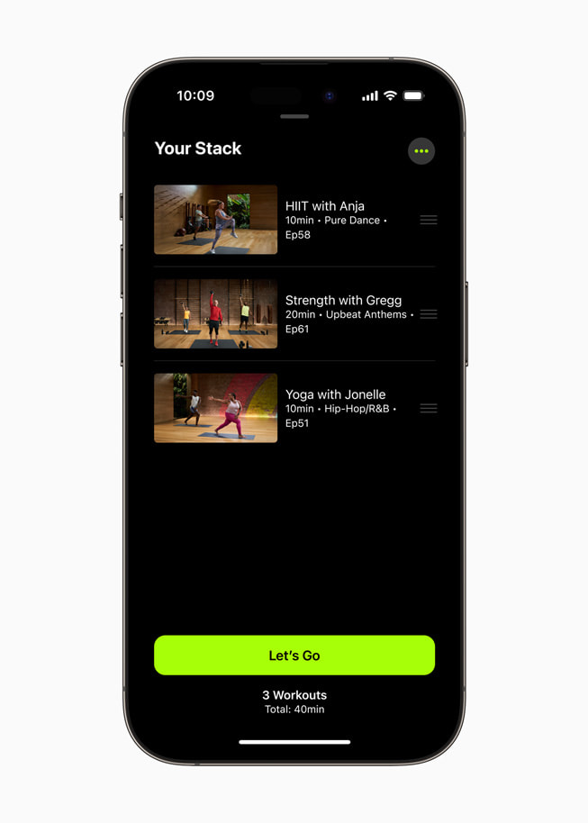 Na displeji iPhonu 14 Pro se zobrazují cvičební videa seřazená za sebe pomocí funkce Stacks v Apple Fitness+, včetně intervalového tréninku, silového tréninku a jógy.