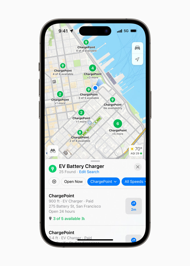 在 iPhone 14 Pro 上展示「地圖」app，顯示多個電動車充電站。