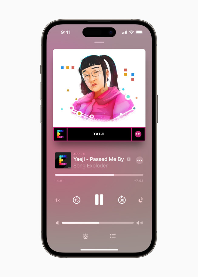 Na displeji iPhonu 14 Pro se zobrazuje přehrávaná skladba „Passed Me By“ od interpretky Yaeji.