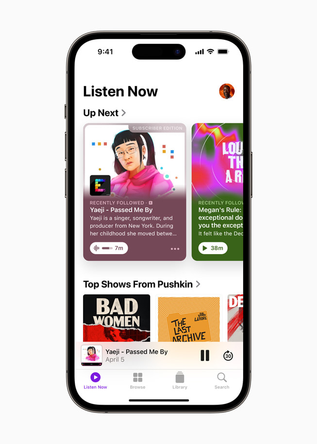 在 iPhone 14 Pro 上展示 Apple Podcast 的待播內容。
