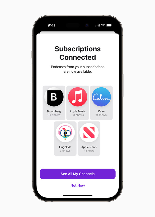 Ein iPhone 14 Pro zeigt Podcasts, die aus verschiedenen verknüpften Abonnements verfügbar sind.