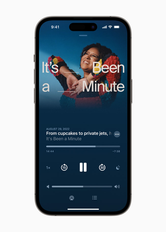 Na displeji iPhonu 14 Pro se zobrazuje přehrávaný podcast s názvem „It’s Been a Minute“.
