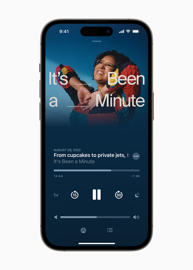 iPhone 14 Pro 顯示《It's Been a Minute》podcast 播放中。