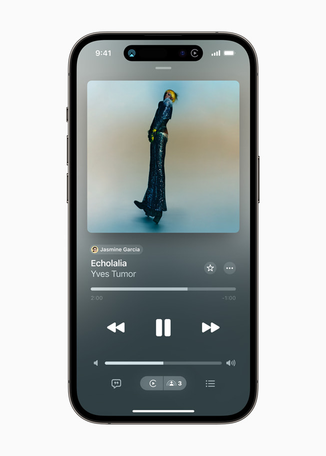 Un iPhone 14 Pro che mostra un brano di Yves Tumor in riproduzione con SharePlay in Apple Music.