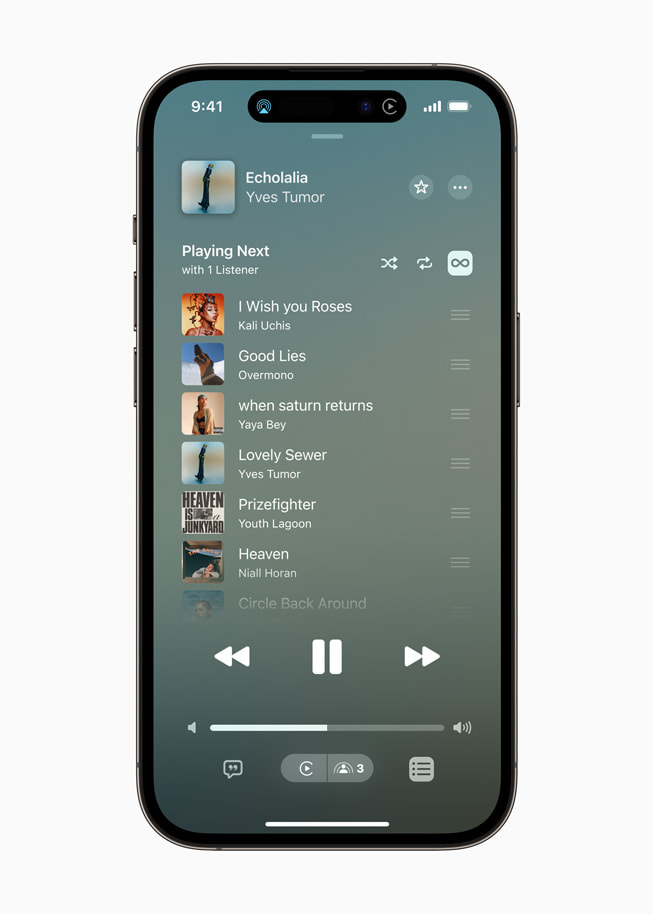 Un iPhone 14 Pro che mostra i brani che verranno riprodotti in seguito con SharePlay in Apple Music.