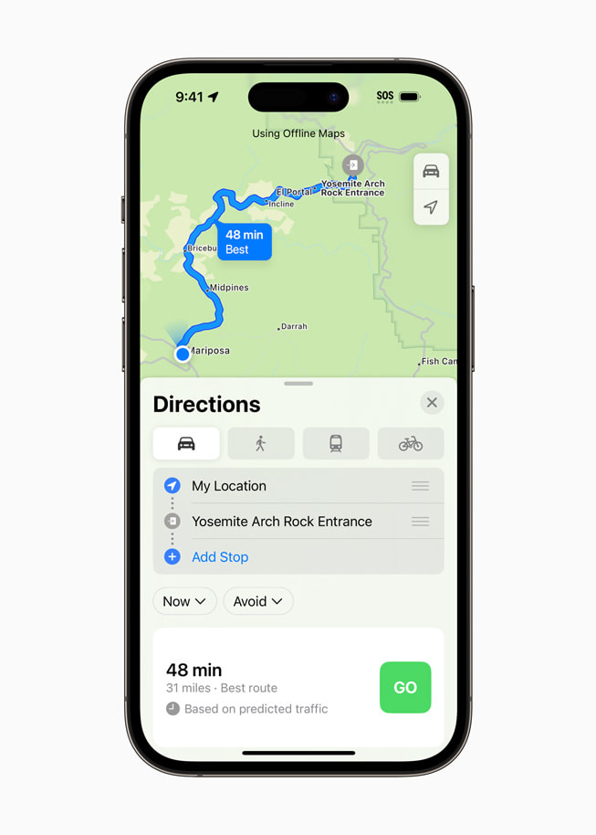 Na displeji iPhonu 14 Pro se zobrazuje offline mapa s navigací ke vstupu Arch Rock Entrance do Yosemitského národního parku.