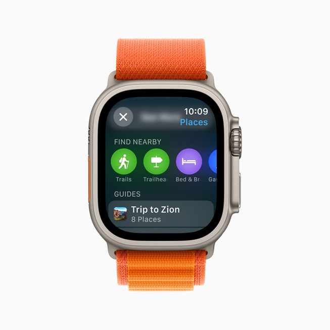 Eine Apple Watch Ultra zeigt Orte in der Nähe, einschließlich Wanderwegen, Wegweisern und Unterkünften.