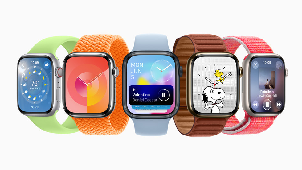 Cinco Apple Watch que muestran varias prestaciones de watchOS 10, incluyendo un nuevo Grupo Inteligente y dos esferas adicionales. 