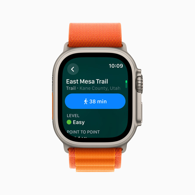 Apple Watch Ultra shows a place card for a hiking trail with information, including estimated hiking time and difficulty level. 