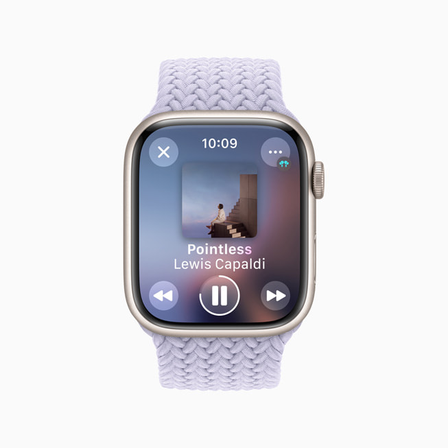 Apple Watch Series 8 تعرض تشغيل الموسيقى.