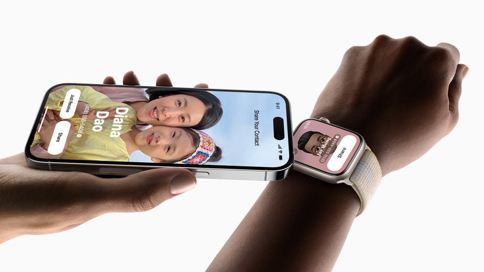 iPhone 14 Pro ที่อยู่ในมือแสดงการใช้ NameDrop เพื่อแชร์รายชื่อไปยังผู้ใช้ที่สวม Apple Watch Series 8