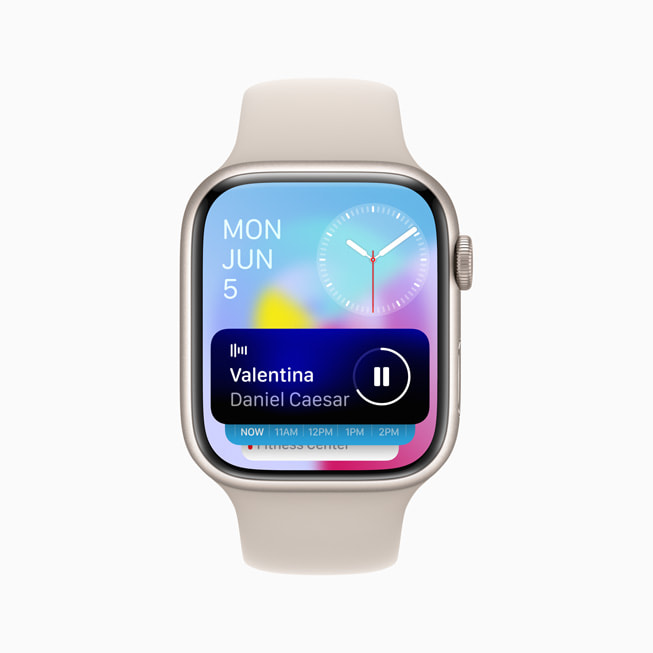 Apple Watch Series 8 met daarop de nieuwe slimme stapel die de afgespeelde muziek laat zien. 