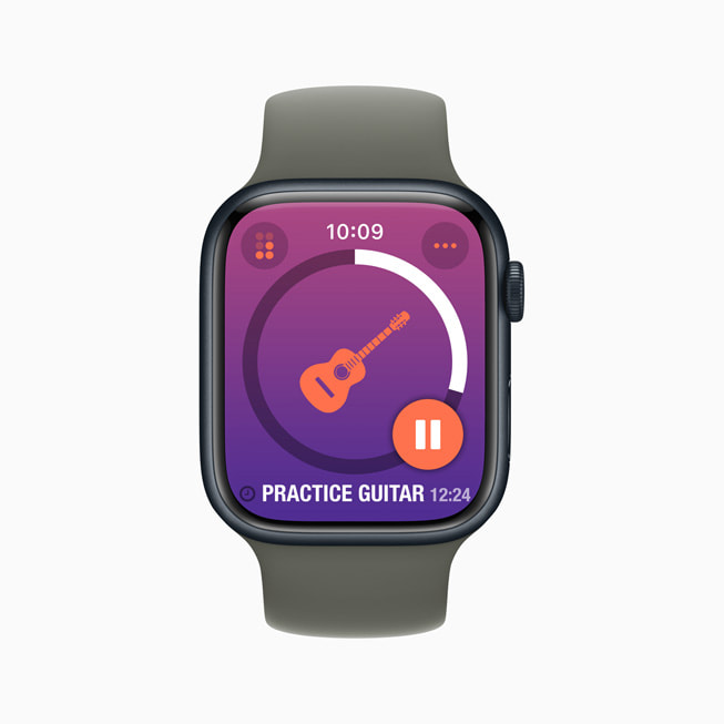 在 Apple Watch Series 8 上展示《Streaks》，畫面顯示一節結他練習。