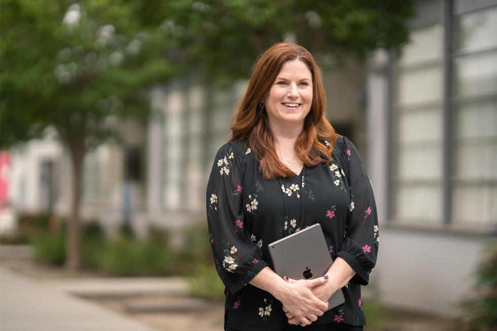 Jennifer Robbins, directora de educación primaria del distrito unificado de Downey y Apple Learning Coach, se encuentra al aire libre con un iPad.