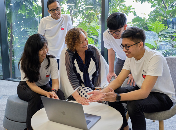 Apple’s Lisa Jackson with Developer Academy graduates in Jakarta.