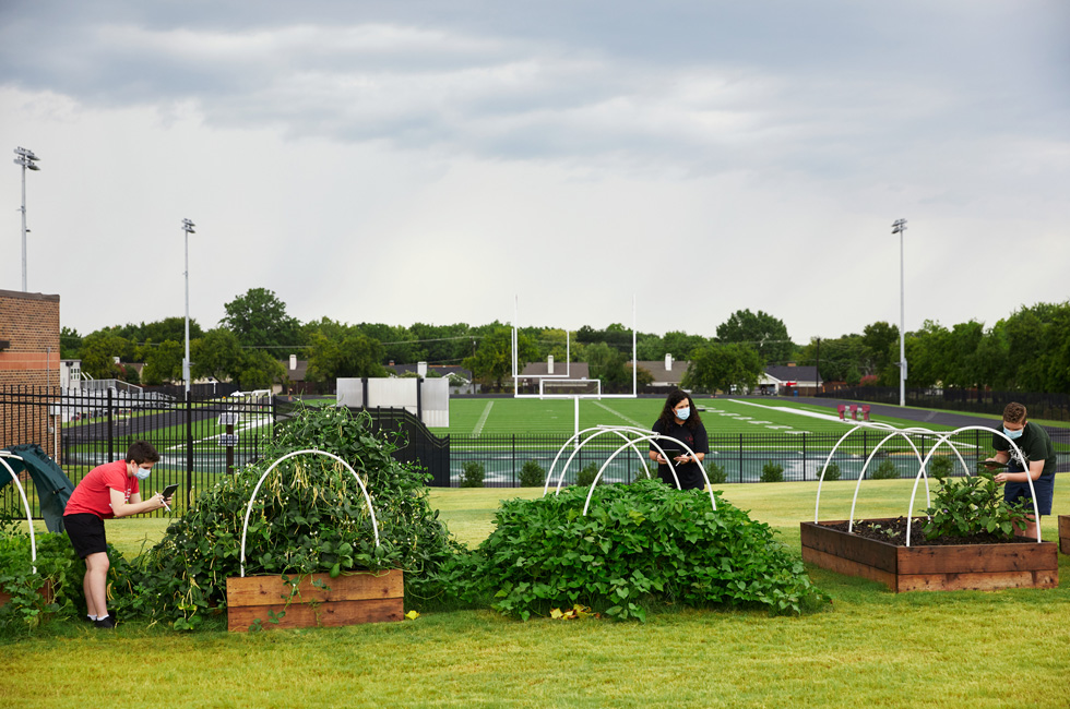 Annabeth Hook, Jodie Deinhammer, y Stayton Slaughter trabajando en el jardín comunitario del centro Coppell Middle School East.