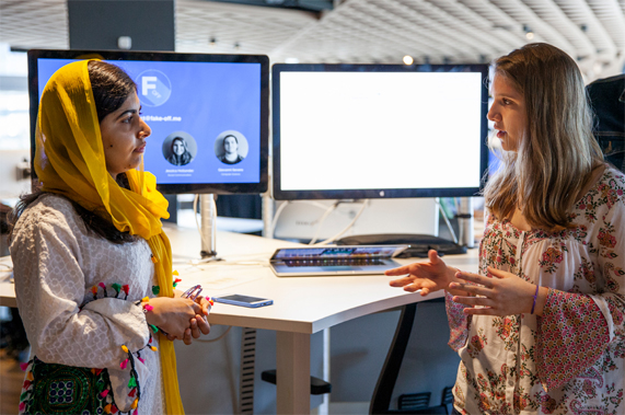 Malala Yousafzai habla con una mujer en la Academia de Desarrolladores de Apple en Río.