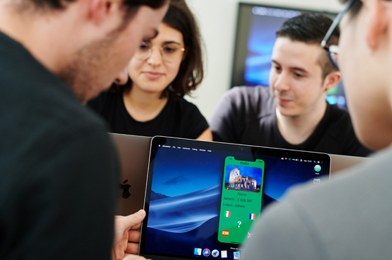 Des étudiants travaillant sur MacBook.