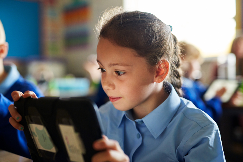 En elev på Layton Primary School i Blackpool i England använder iPad.