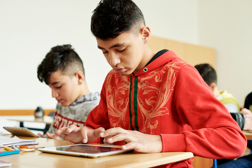 Schüler der Wilhelm-Ferdinand-Schüßler-Tagesschule nutzen das iPad als Hilfsmittel.