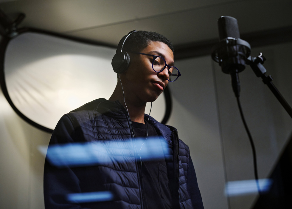 Noah Massey, élève de la New Rochelle High School, enregistre une chanson.