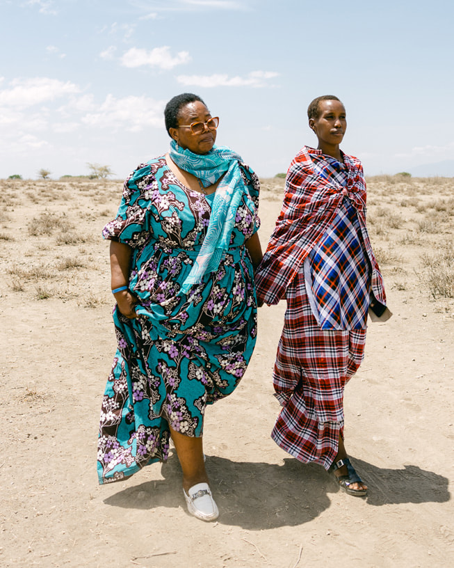Hälsoarbetaren Mama Esther och Neema på promenad i öknen i Tanzania.