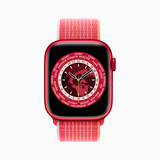 레드 색상의 세계 시간 시계 페이스를 보여주는 PRODUCT)RED Apple Watch Series 8 알루미늄 케이스와 스포츠 루프.