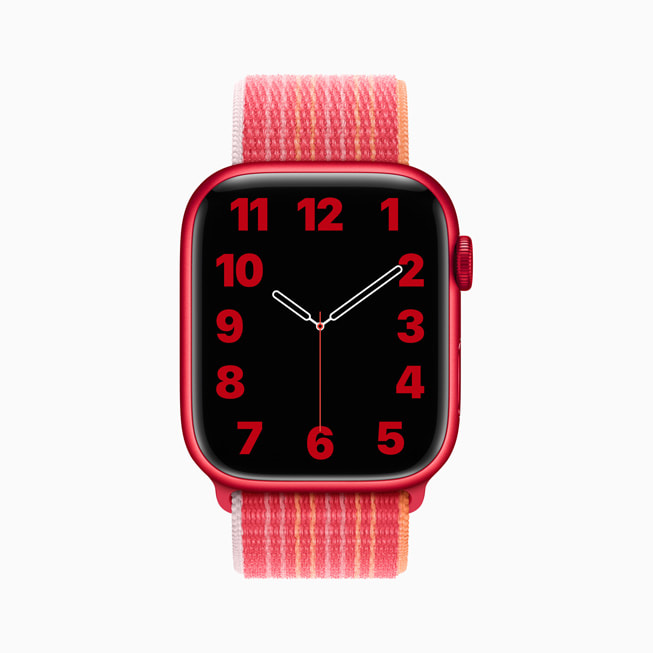 Le cadran Typographie en rouge sur Apple Watch Series 8 avec boîtier en aluminium (PRODUCT)RED et bracelet sport à rabat.