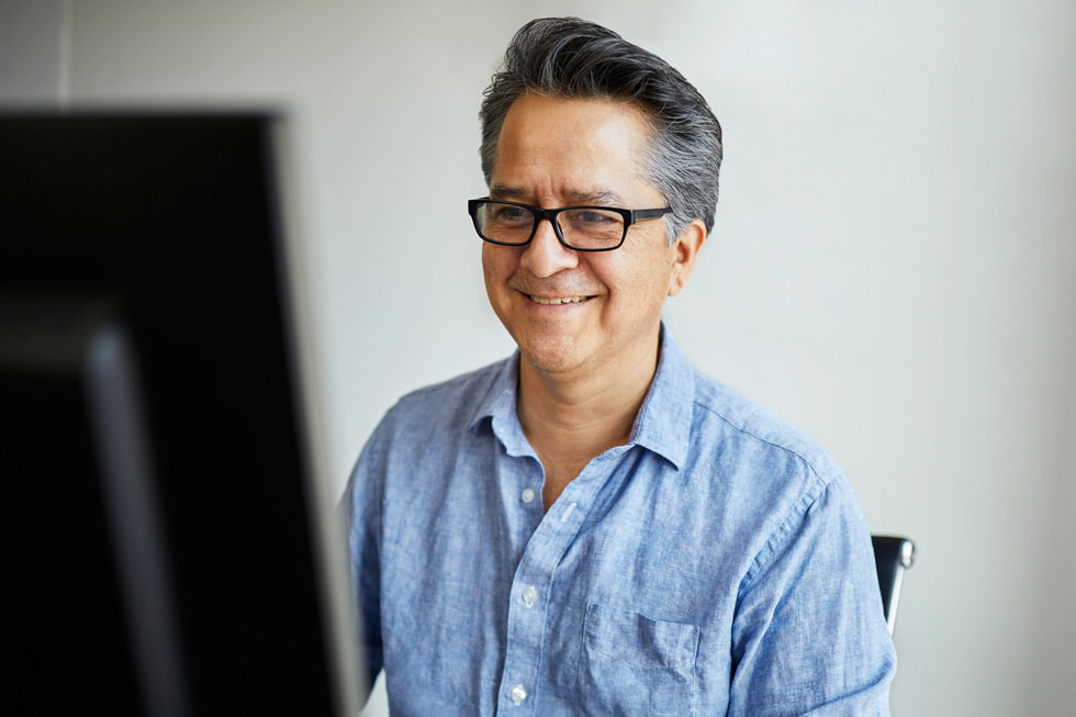 Marcos Gonzalez, fondatore di VamosVentures, mentre lavora al computer.