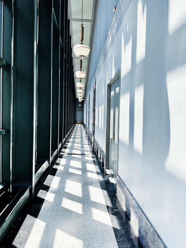 La foto di Alaula Sprecher raffigura un corridoio all’interno della Harold Washington Library.