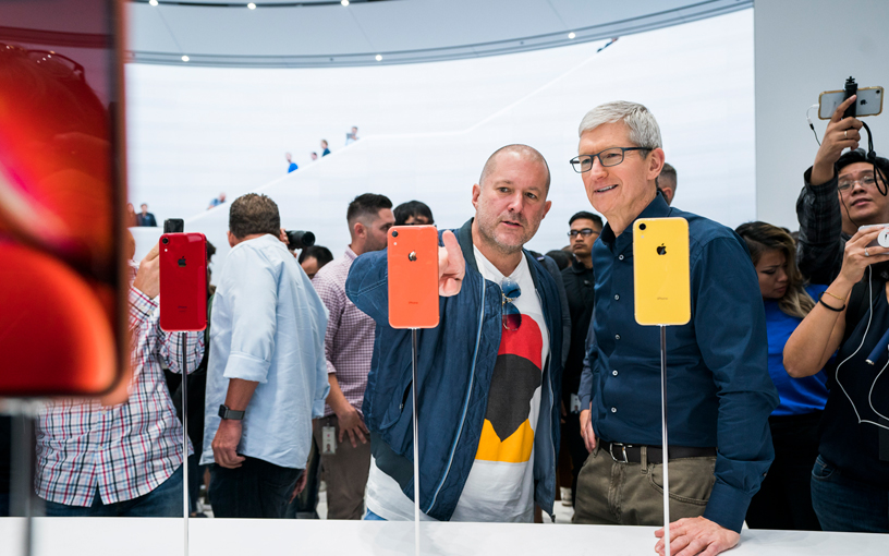 Jony Ive en Tim Cook bij Apple Park.  