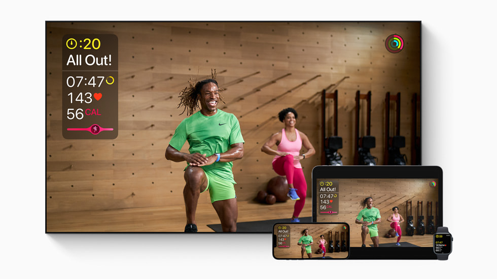 Sesión de entrenamiento de Apple Fitness+ con métricas en tiempo real personalizadas a través del Apple Watch en una smart TV, iPhone 14 y iPad Pro.