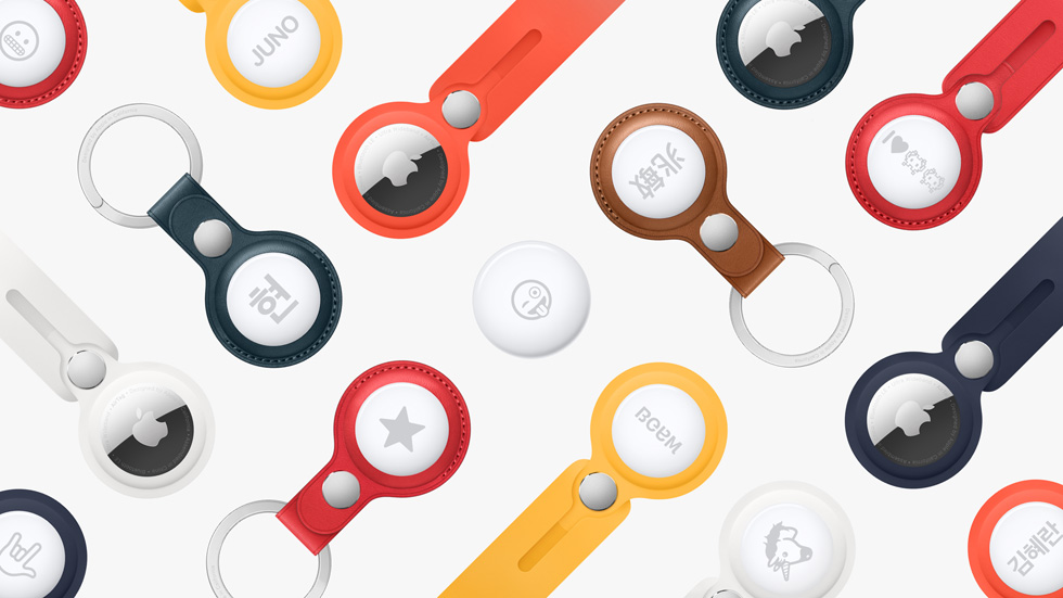 Variedad de accesorios para el AirTag, personalizados con diversos emojis y texto.