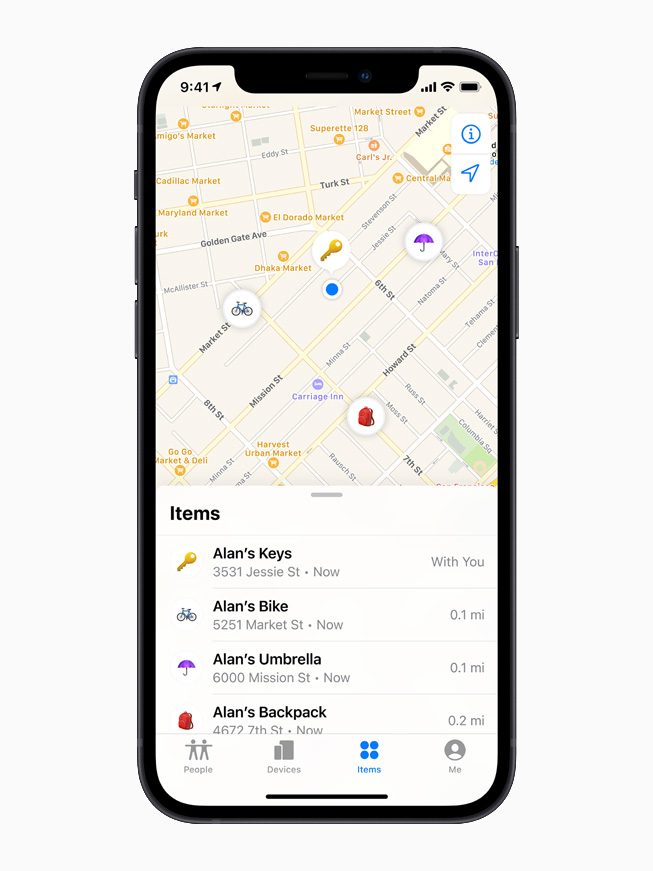 iPhone 12 con la schermata della tab Oggetti nell’app Dov’è con l’elenco degli elementi che hanno un AirTag. 