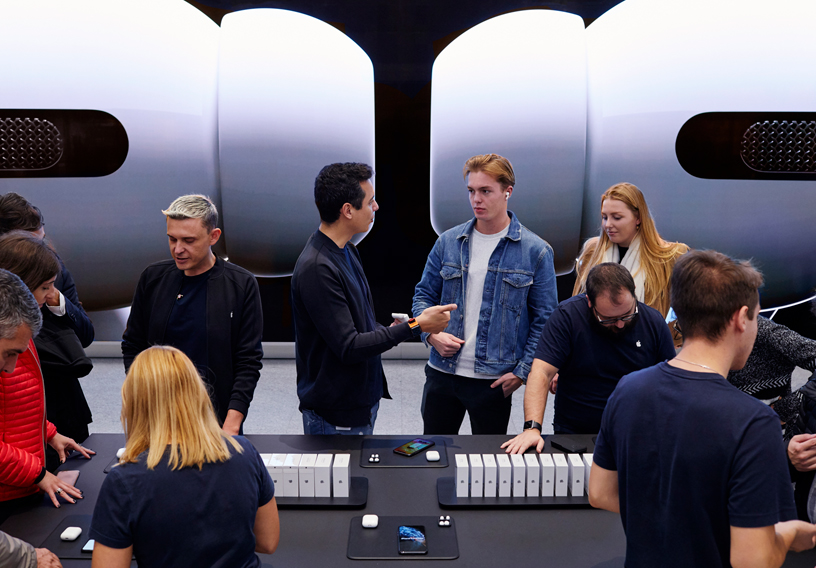 Des clients essaient les nouveaux AirPods Pro à la boutique Apple Piazza Liberty, à Milan.