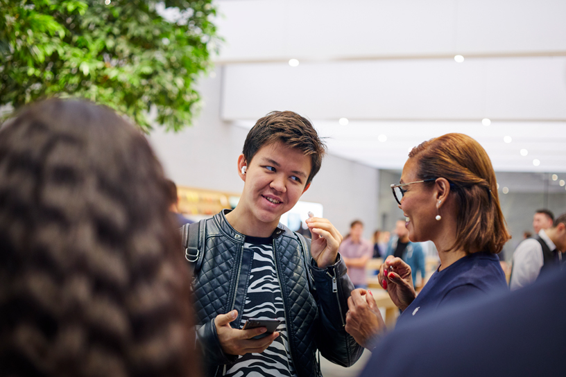 AirPods Proを装着してみるお客様、Apple Piazza Libertyにて（ミラノ）