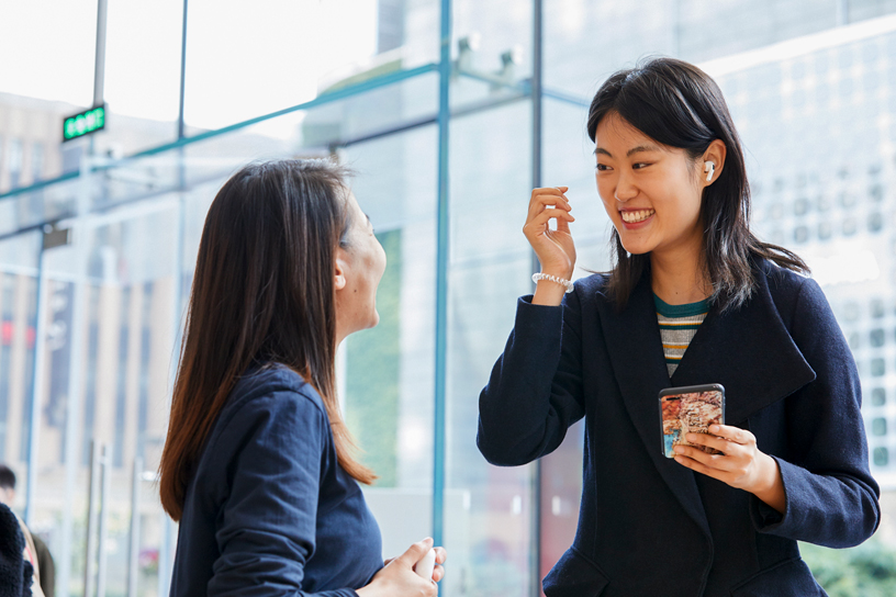 Une cliente essaie les AirPods Pro à la boutique Apple Nanjing East, à Shanghai.