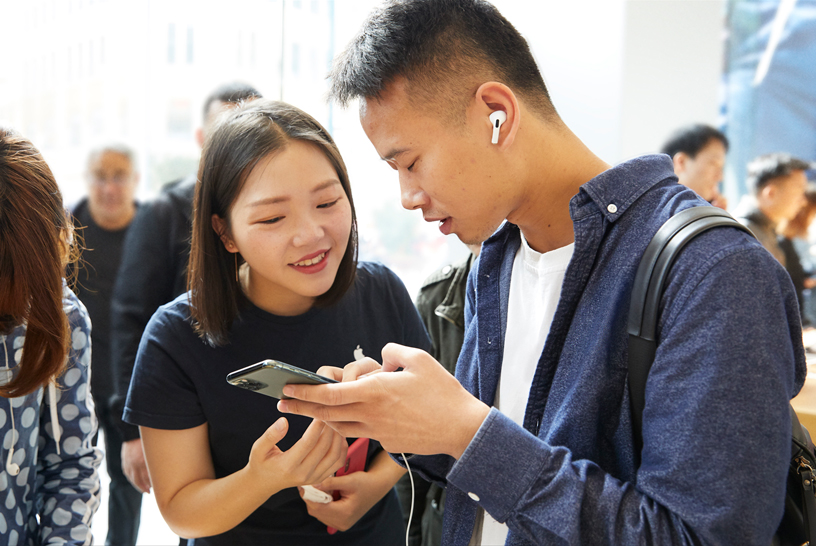 A customer talks with an Apple team member at Apple Nanjing East in Shanghai.