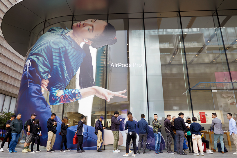 Clientes hacen fila afuera de Apple Nanjing East en Shanghái.