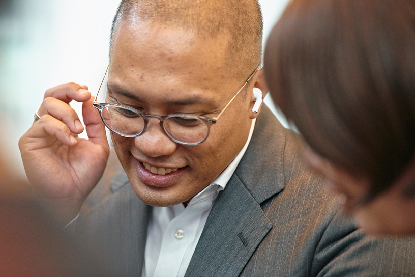 A customer at Apple Omotesando tries out AirPods Pro.