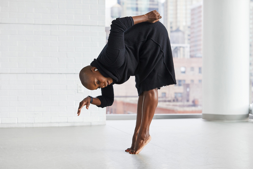 Hope Boykin draagt haar AirPods tijdens het dansen in The Ailey School.