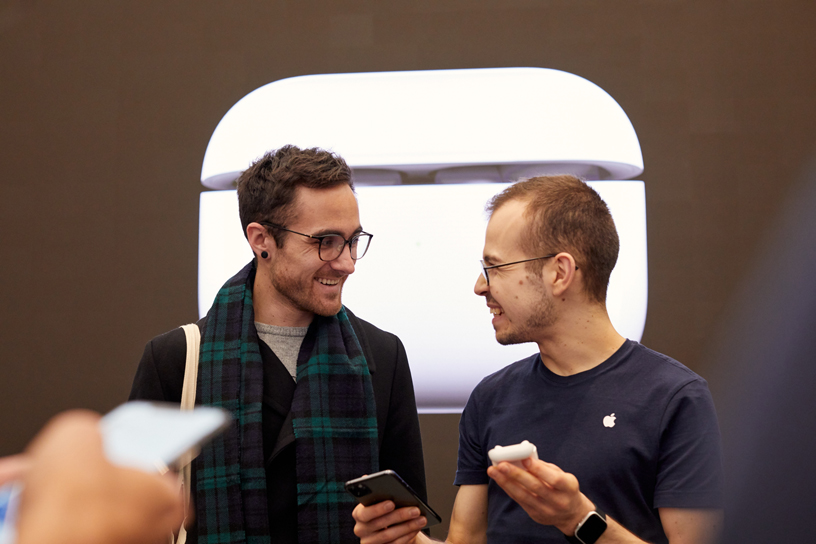 En Apple-medarbejder indstiller AirPods Pro for en kunde i Apple Regent Street i London.