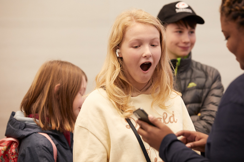 Une cliente essaie les AirPods Pro à Apple Regent Street à Londres.