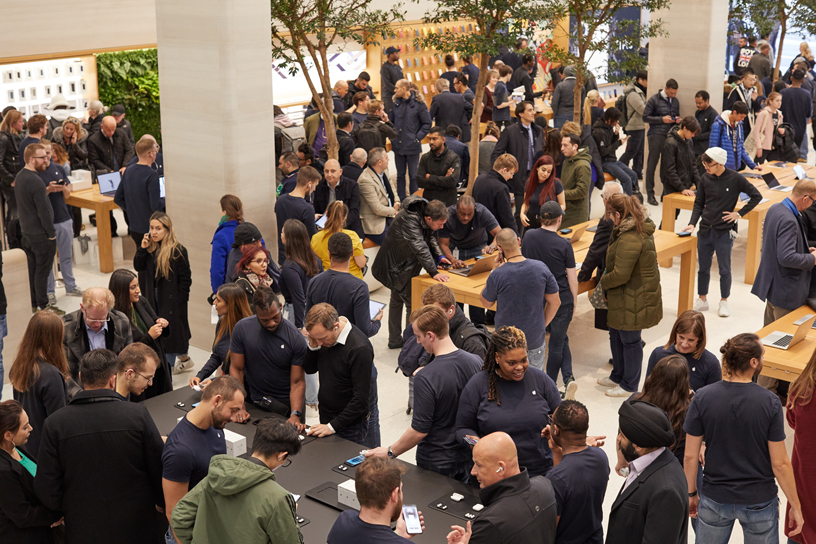 AirPods Proの陳列テーブルに集まったお客様、Apple Regent Streetにて（ロンドン）