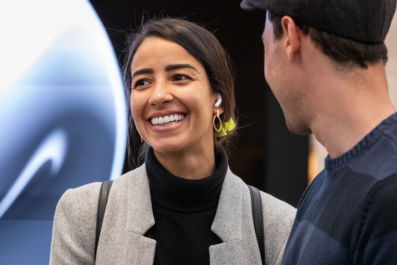 En kund använder AirPods Pro i Apple Fifth Avenue, New York.