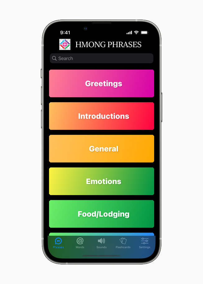 HmongPhrases’ın menü ekranında kullanıcı “Karşılama”, “Tanışma”, “Genel”, “Duygular” ve “Yiyecek/Konaklama” gibi seçenekler arasından tercih yapabiliyor.